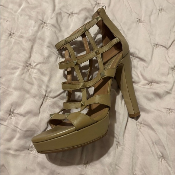 Valentino Beige Leather Rockstud Sandals
Size 38 Authentic - Picture 7 of 9